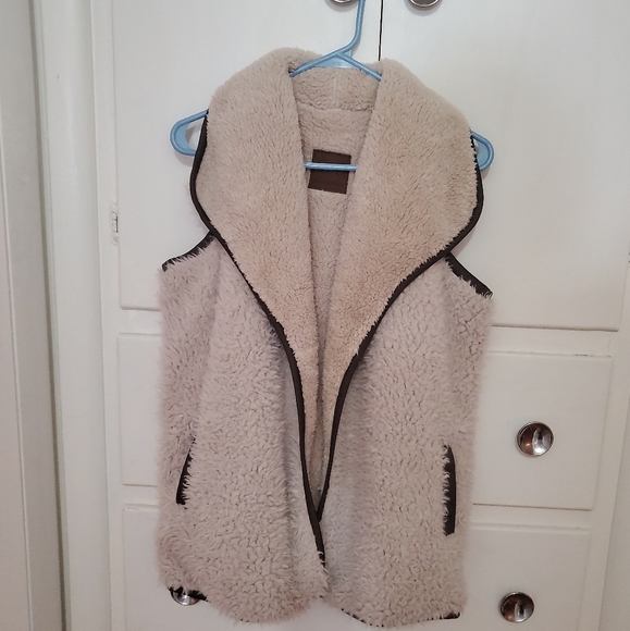 NWT CC Sherpa reversible vest - Picture 4 of 6